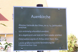 Infoschild mit Baudaten an der Auenkirche Markkleeberg