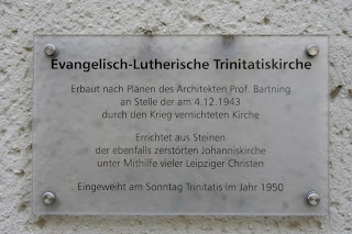 Informationsschild der evangelisch lutherischen Trinitatiskirche Leipzig Anger-Crottendorf