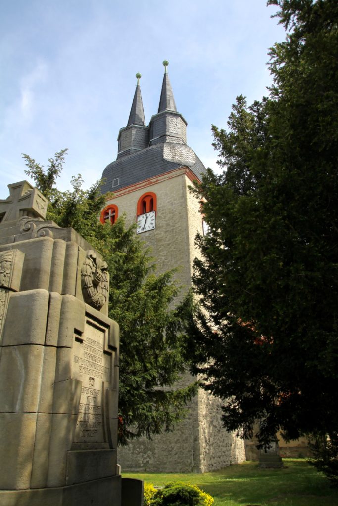 Turm mit Doppelspitze der Krostitzer Kirche